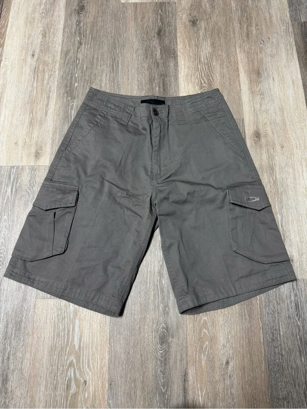 Oakley Mens Gray Cargo Shorts Size 32 Embroidered Logo Pockets Y2K